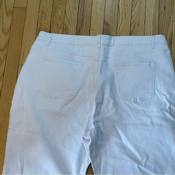 Massey Women's White Jean Capris Rhinestone detail Plus sz 26W - Picture 3 of 10